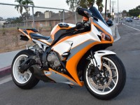 Ho ordinato un set di carene verniciate completamente personalizzate e lasciatemi iniziare dicendo che sono incredibilmente colpito. Ho disegnato il mio disegno e loro lo hanno portato in vita fin nei minimi dettagli. Quando ho ricevuto le carene erano perfettamente avvolte e protette. (Il che è molto importante perché ho ricevuto carene aftermarket da un altro produttore e le mie carene sono state rotte per mancanza di rivestimento protettivo) Poi, durante il montaggio delle carene sulla moto, non ho avuto problemi ed è stata una bella sorpresa. Si adattano come OEM. Quindi, nel complesso, la qualità delle carenature, l'adattamento e la qualità della vernice erano di prim'ordine. Lo consiglierei 10/10.